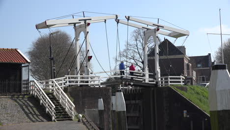 Niederlande-Schoonhoven-Drei-Menschen-überqueren-Die-Zugbrücke