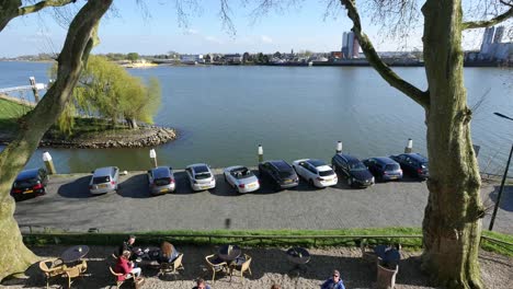 Niederländisches-Café-Am-Fluss-Lek