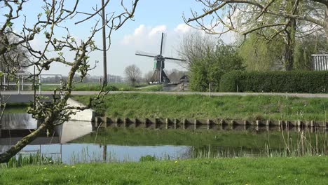 Niederländische-Windmühle-Und-Fahrrad