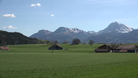 Switzerland-La-Gruyere-Montaña-Landscape-With-Barns