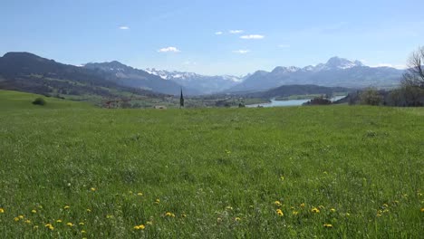 Vista-De-La-Región-De-Suiza-La-Gruyere-Con-Pradera-Y-Lago-Distante