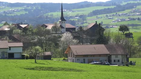 Schweiz-La-Gruyere-Dorf-Im-Frühling