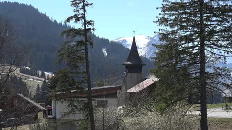 Schweizer-Kirche-Und-Bergblick