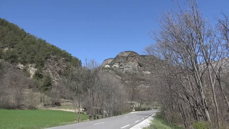 Frankreich-Häuser-Und-Kirche-Hoch-Oben-Im-Tal-Von-Ubaye-Zoomen-Sie-Auf-Die-Straße