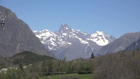 Frankreich-Berggipfel-In-Der-Nähe-Der-Lücke-Zoomt-Heran