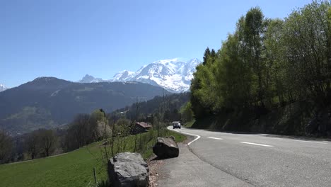 Frankreich-Verkehr-Auf-Der-Straße-Mit-Mont-Blanc-In-Der-Ferne