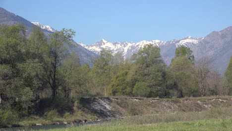 Vista-alpina-de-Italia-con-nieve-en-los-picos