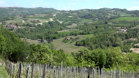 Italy-Langhe-Landscape-Zooms-Out-From-Farmhouse