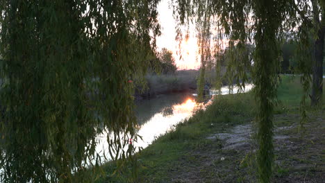 Italien-Untergehende-Sonne-In-Stella-Backwater-Mit-Boot