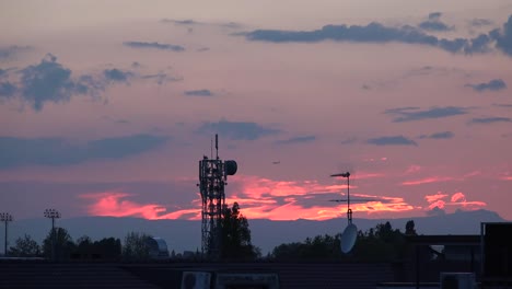 Italien-Sonnenuntergang-Mit-Telekommunikationsgerät-Und-Flugzeug-Zoom-In