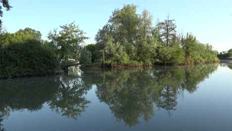 Italia-árboles-y-reflexiones-sobre-el-río-Stella