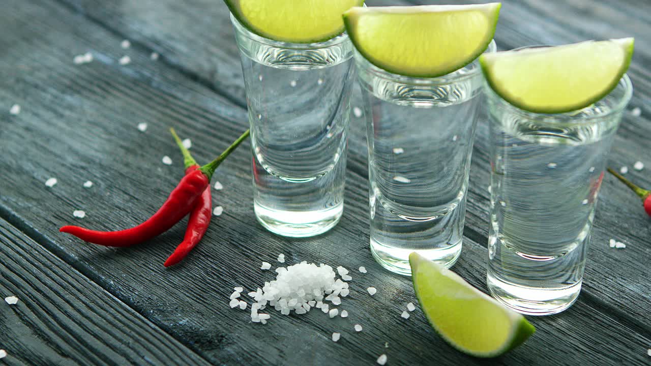Vídeo Premium Trago de tequila con sal y limon