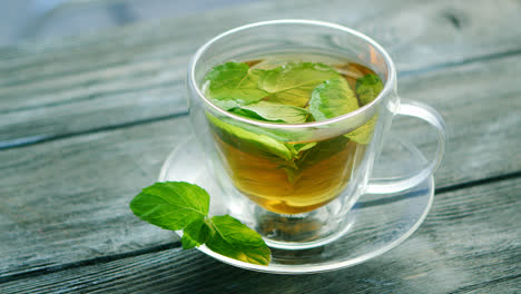 Cup-of-tea-with-mint