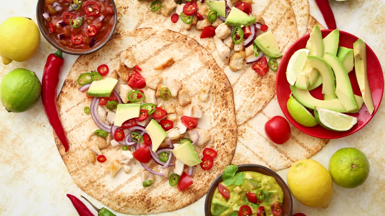 Vídeo Premium Tortillas de maíz saludables recién hechas con filete