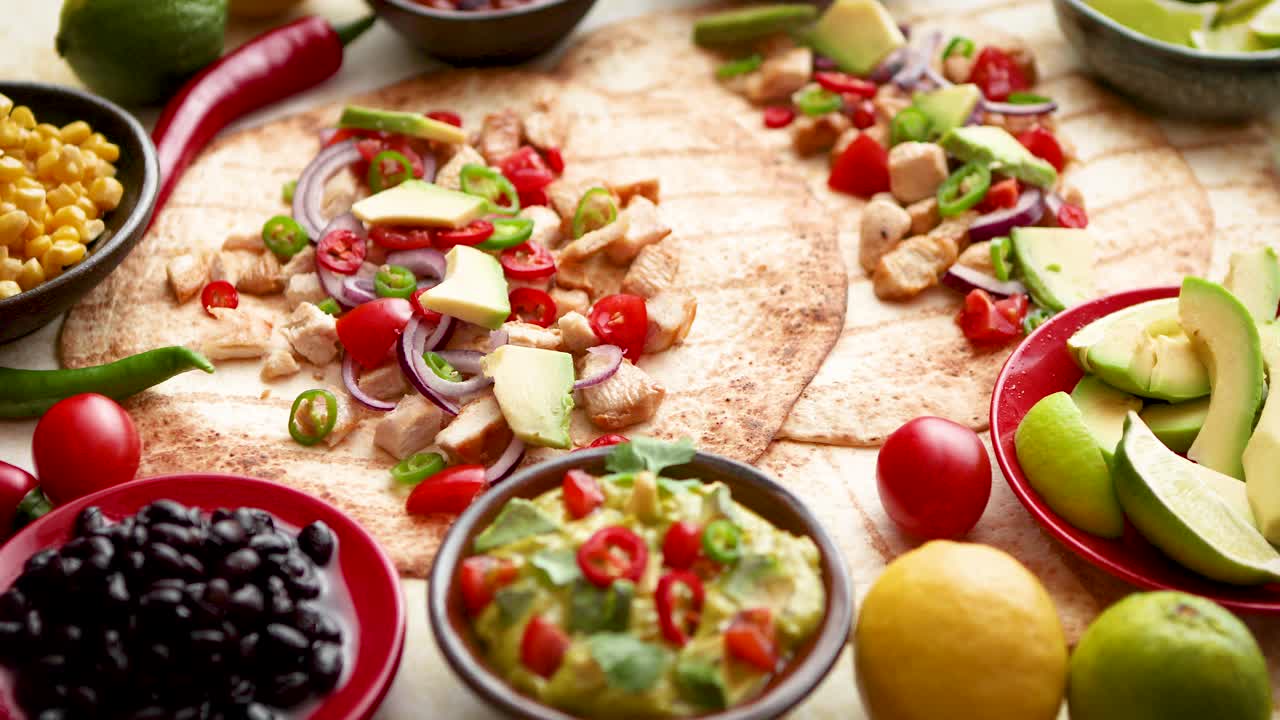 Vídeo Premium Tortillas de maíz saludables recién hechas con filete