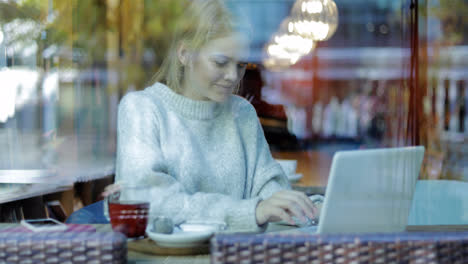 Woman-typing-on-laptop