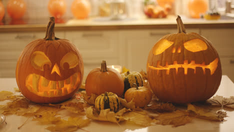 Spooky-jack-o-lanterns-and-small-pumpkins
