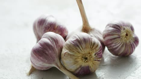 Heap-of-unpeeled-garlic-bulbs