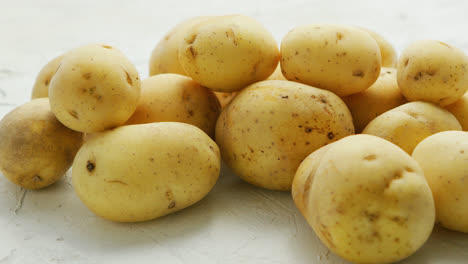 Unpeeled-clean-potatoes-in-closeup