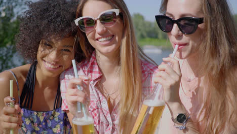 Cheerful-young-girls-having-beer