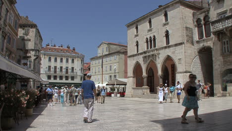 Croacia-Split-Turistas-En-Plaza
