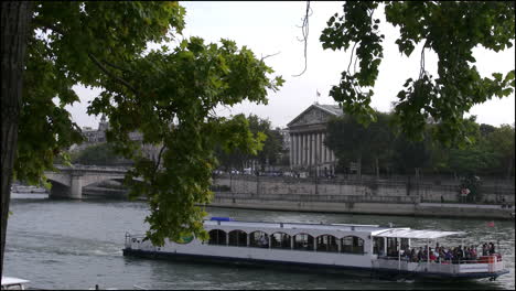 Paris-Nationalversammlung-Jenseits-Des-Vorbeifahrenden-Bootes