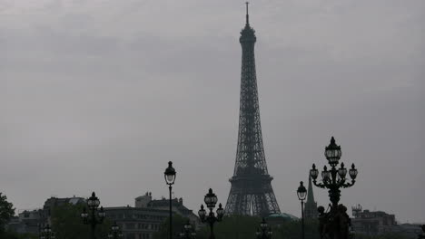 París-Torre-Eiffel-Desde-París-Pont-Alexandre-Iii-Cielo-Sombrío-Con-Farolas