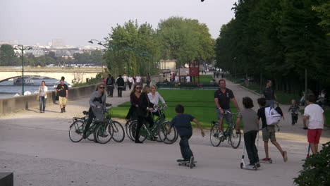 Paris-recreation-by-Seine-with-bicyles-and-skate-boards