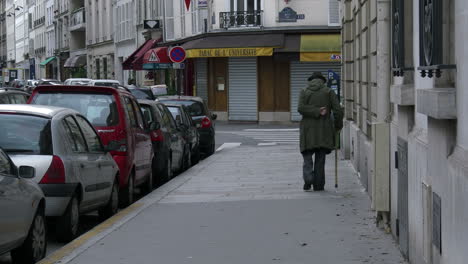Frankreich-Alter-Mann,-Der-Mit-Gehstock-Den-Bürgersteig-Hinuntergeht