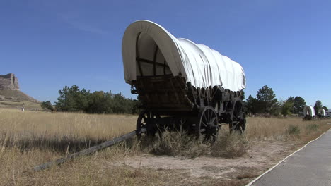 Nebraska-Scotts-Bluff-covered-wagon-from-behind