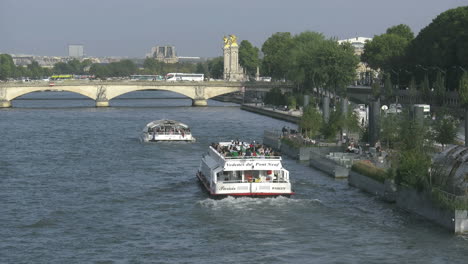 Paris-Seine-Mit-Booten,-Die-Sich-In-Richtung-Brücke-Bewegen