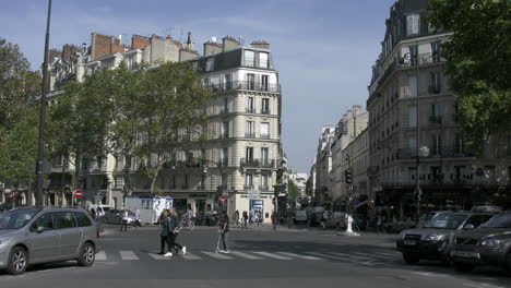 París-Gente-Cruzando-La-Calle-En-La-Intersección-Y-Motocicleta