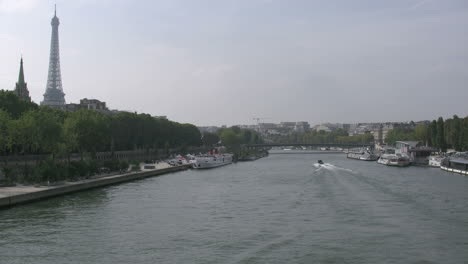 Paris-Seine-Mit-Kleinem-Boot-Von-Der-Brücke