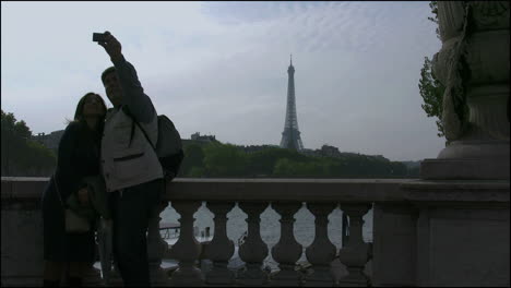Frankreich-Paar,-Das-Fotos-Mit-Eiffelturm-Im-Hintergrund-Macht