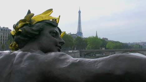 Paris-Eiffelturm-Von-Statue-Mit-Goldener-Krone-Auf-Pont-Alexandre-Iii-Pan