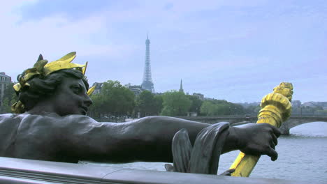 Paris-Eiffelturm-Von-Statue-Mit-Goldener-Krone-Auf-Pont-Alexandre-Iii