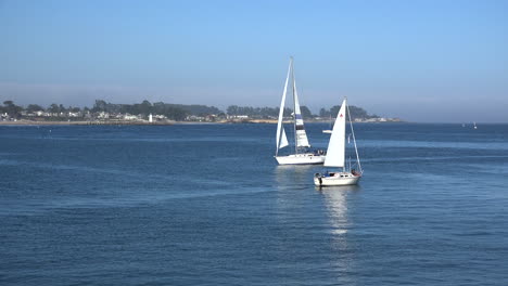 Kalifornien-Monterey-Bay-Zwei-Segelboote