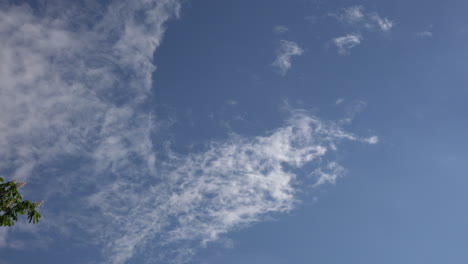 Clouds-wisp-in-a-blue-sky