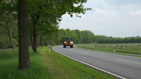 Deutschland-Traktor-Und-Autos-Unterwegs