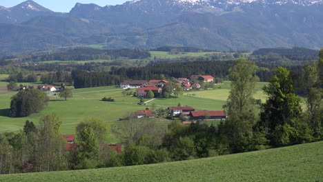 Deutschland-Dorf-Mit-Alpen-Jenseits-Zoomen-Zoom