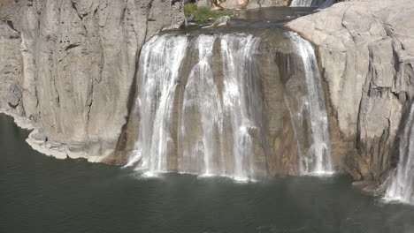 Idaho-Shoshone-Falls-plunging-over-rocks
