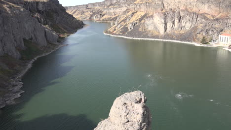 Idaho-rock-and-view-of-Snake-River-in-canyon