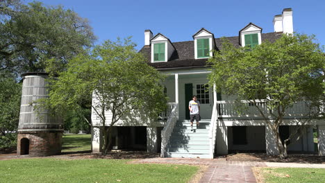 Louisiana-Thibodaux-Weißes-Plantagenhaus-Mit-Jungen