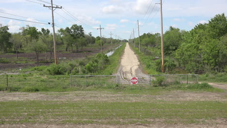 Camino-De-Tierra-De-Luisiana-A-Través-De-La-Tierra-En-Luisiana.