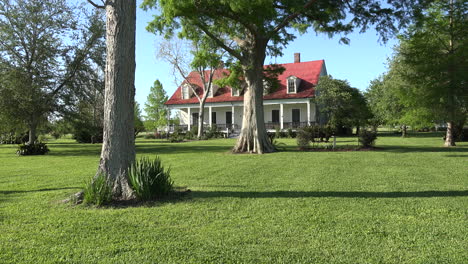Louisiana-Bäume-Vor-Einem-Plantagenhaus