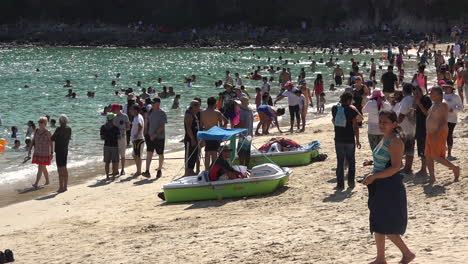 Mexico-Huatulco-people-on-beach-time-lapse-pan-left