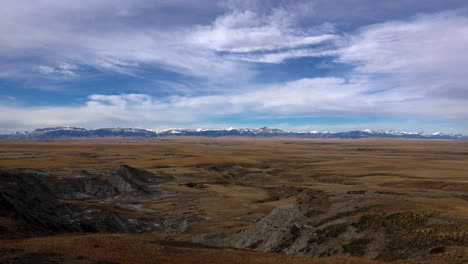 Montana-Entfernte-Felsen-Jenseits-Der-Hochebenen-Aussicht
