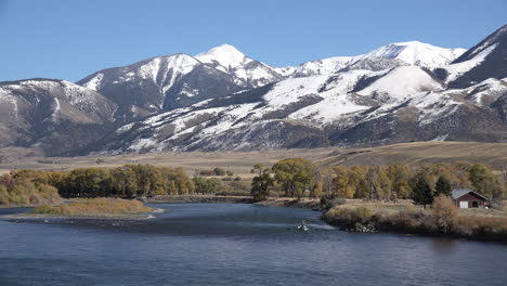 Montana-Driftboot-Auf-Yellowstone-River-Mit-Berg-Im-Hintergrund