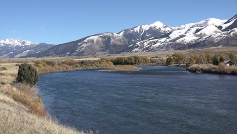 Montana-Mirando-Hacia-El-Río-Yellowstone-Acercar