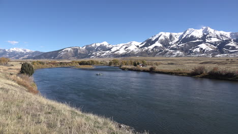 Montana-Mountains-Erheben-Sich-über-Yellowstone-River-Und-Driftboot